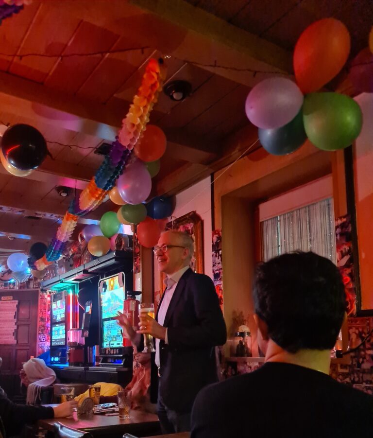 Muntere Diskussionen beim Bier mit Al-Wazir