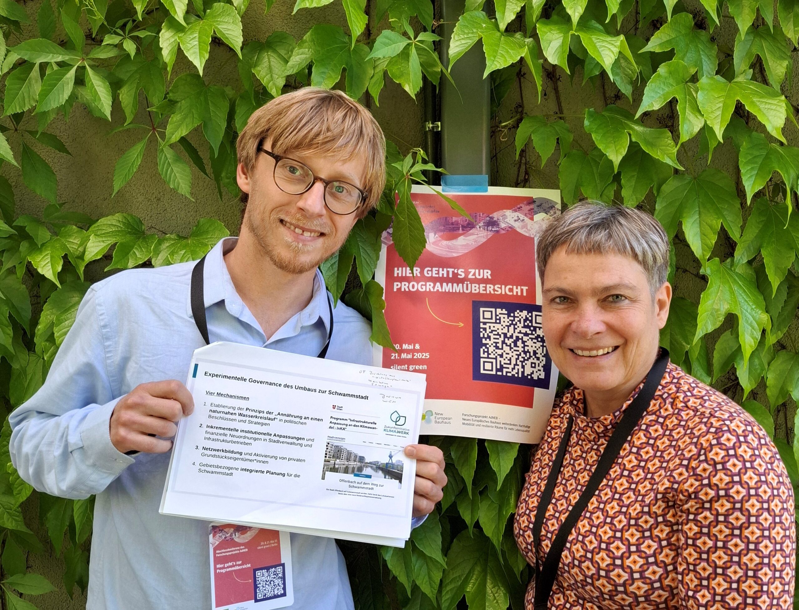 Schwammstadt-Konferenz-2025. Links: Dr.Valentin Meilinger , Umweltbundesamt, Rechts: Dr. Sybille Schumann, Stadtverordnete