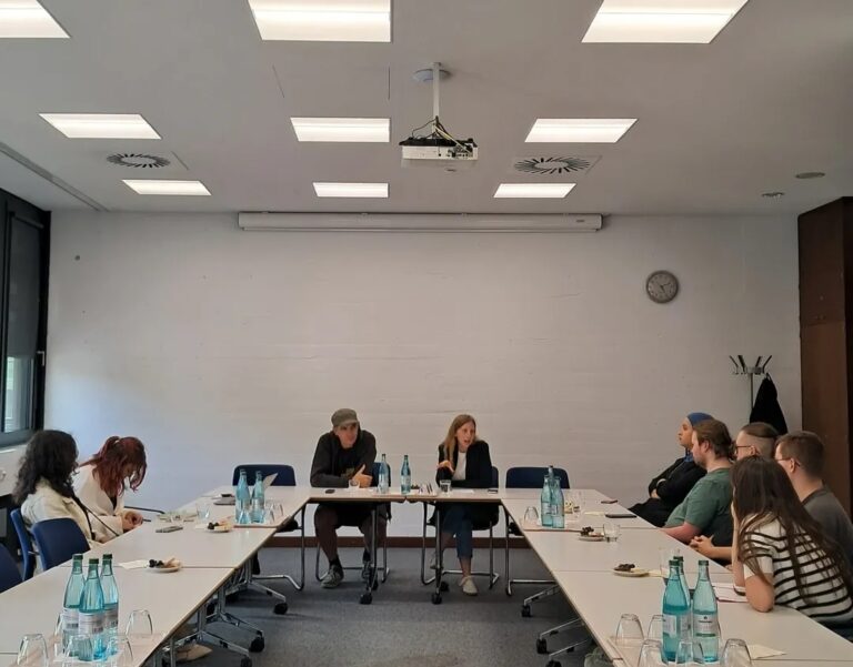 Landtagsabgeordnete Julia Herz im Gespräch mit engagierten Jugendlichen in Offenbach zu